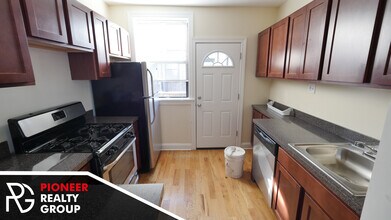 1446 W Byron St, Unit 3904-3 in Chicago, IL - Building Photo - Building Photo
