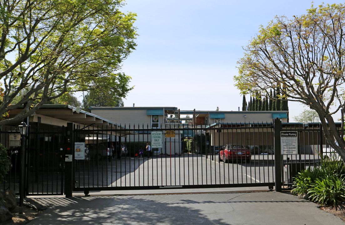 Ellis Park Apartments in Concord, CA - Building Photo