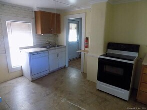 13 Smith St-Unit -2nd FL in South Hadley, MA - Building Photo - Building Photo