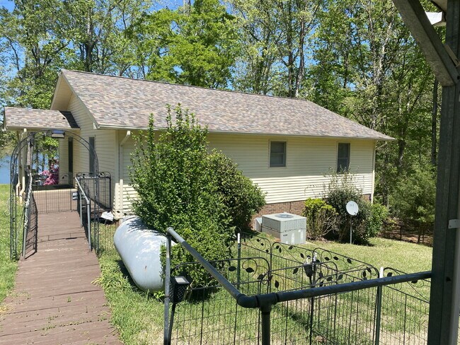 242 Bertha Allen Rd in Westminster, SC - Building Photo - Building Photo