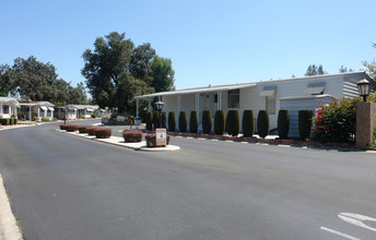 200 S Conejo School Rd in Thousand Oaks, CA - Foto de edificio - Building Photo