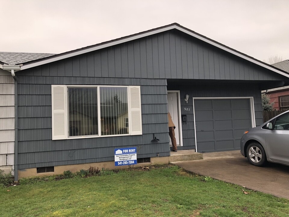 987 L St in Springfield, OR - Building Photo