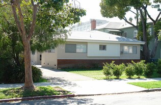 128 W Cypress St in Glendale, CA - Building Photo