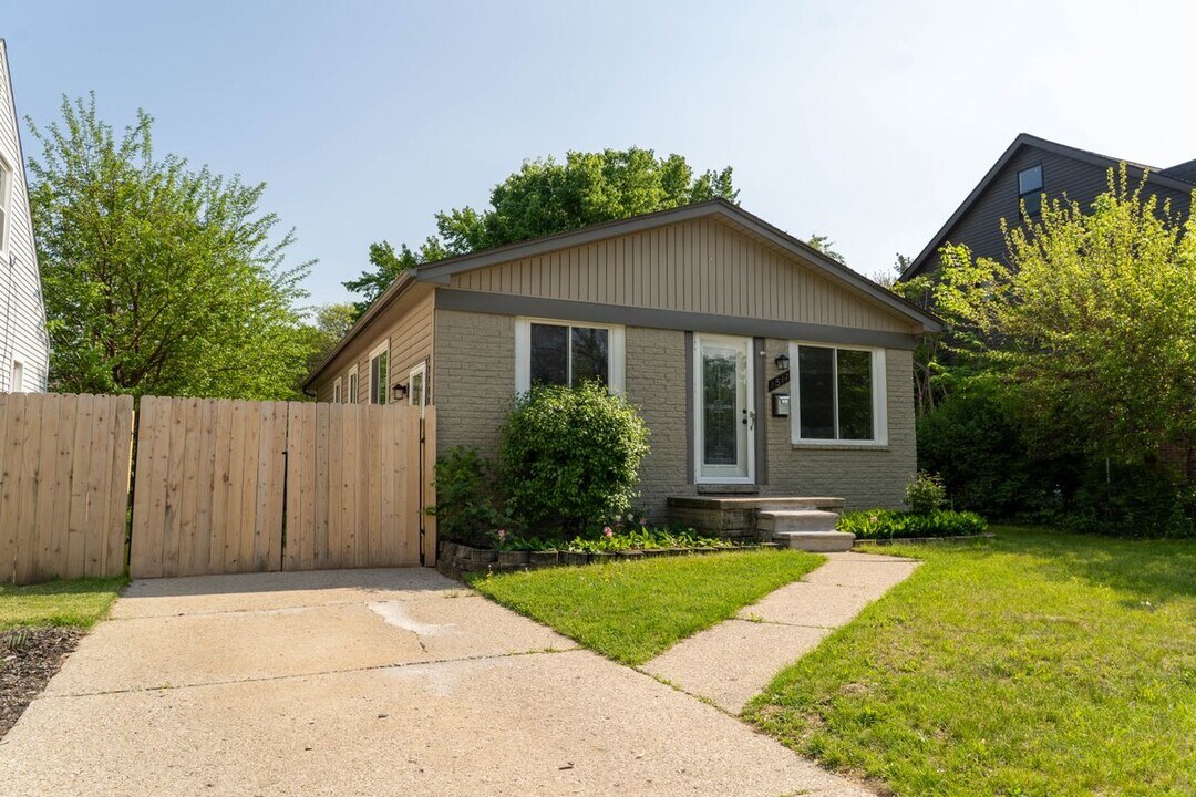 1517 Pearson St in Ferndale, MI - Building Photo