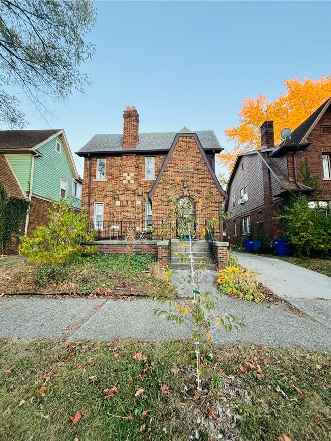 17362 Warrington Dr, Unit 1 in Detroit, MI - Building Photo - Building Photo