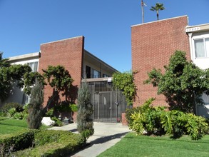 Vanowen Street Apartments in Van Nuys, CA - Building Photo - Building Photo