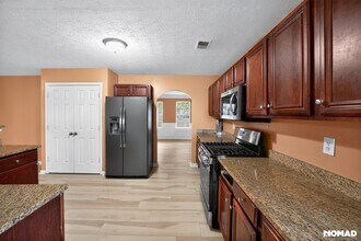 395 Lamont Ln in Hampton, GA - Foto de edificio - Building Photo