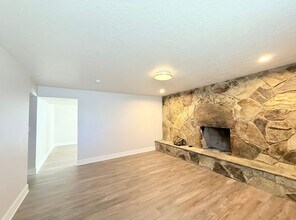 250 N 360 W in Clearfield, UT - Foto de edificio - Building Photo