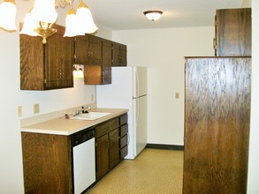 Eldorado Maples Apartments in Coon Rapids, MN - Building Photo - Building Photo