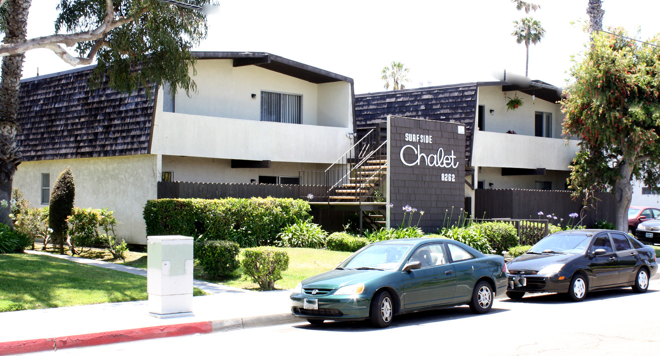 Surfside Chalet in Huntington Beach, CA - Foto de edificio