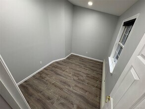 10 Matsunaye Dr in Medford, NY - Foto de edificio - Building Photo