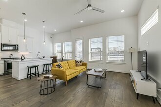 308 Queen Sude Ln in Houston, TX - Building Photo - Building Photo