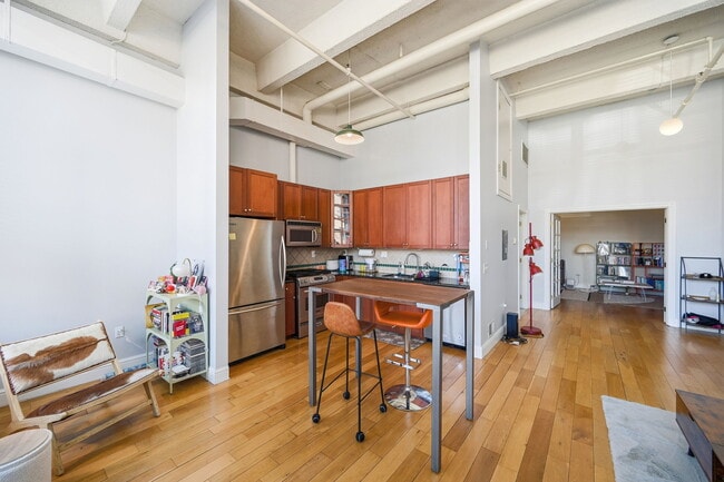 300 COMMUNIPAW Ave in Jersey City, NJ - Foto de edificio - Building Photo