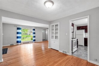 1130 Haselton Rd in Cleveland Heights, OH - Building Photo - Building Photo