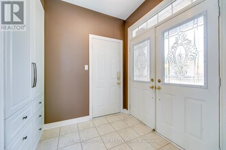 2055 Ashmore Dr in Oakville, ON - Building Photo - Building Photo
