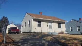 2137 Stadium Dr in Rock Island, IL - Building Photo