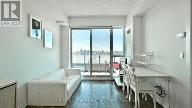 50 Forest Manor Rd in Toronto, ON - Building Photo - Building Photo