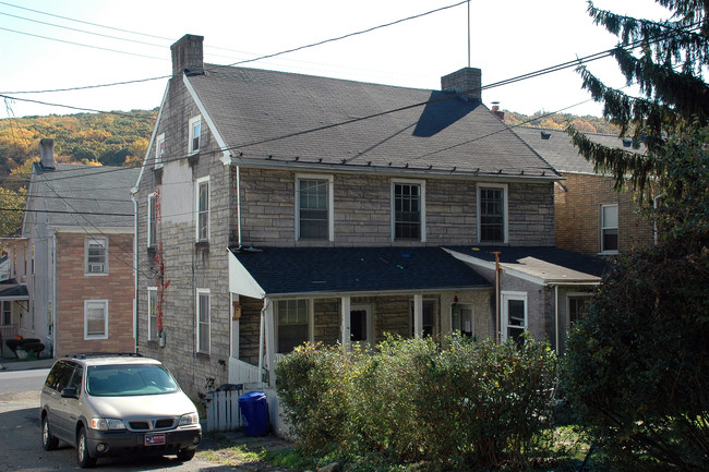 138-140 Main St in Freemansburg, PA - Building Photo - Building Photo