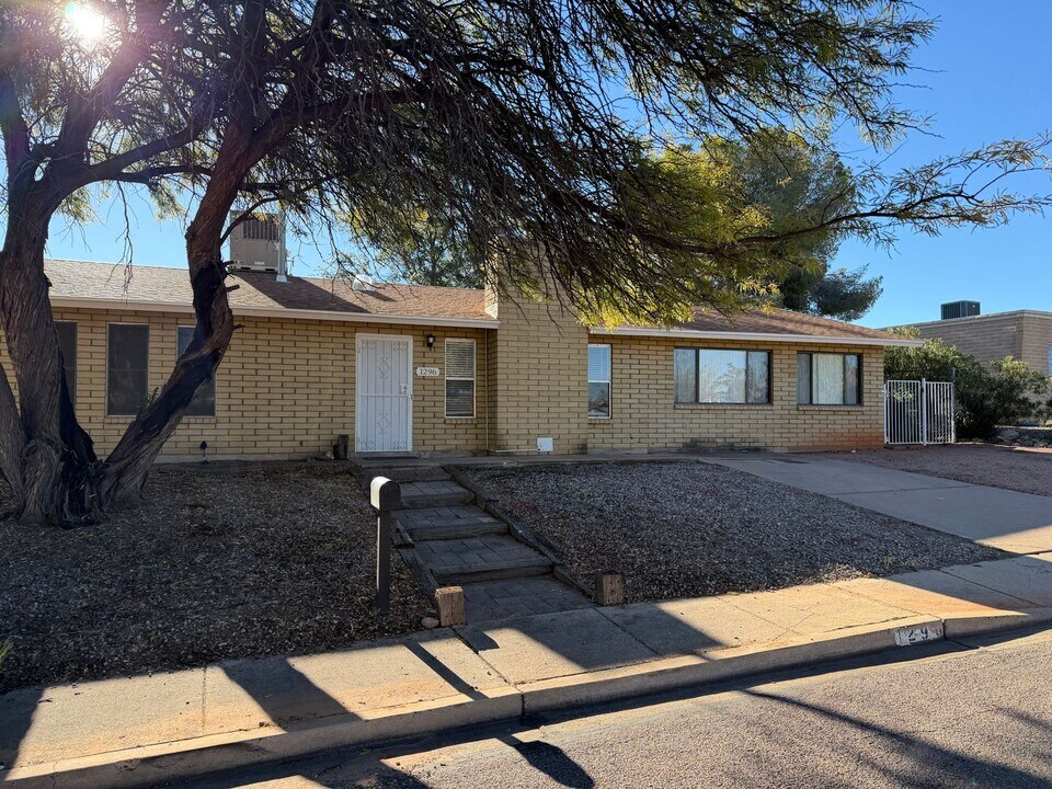 1296 Ocotillo Dr in Sierra Vista, AZ - Building Photo