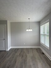 560 Labrador Dr in Plum Springs, KY - Building Photo - Building Photo