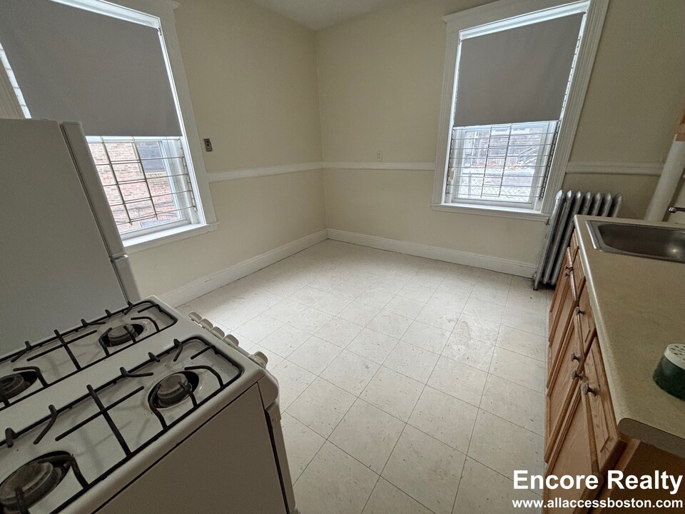 4 Egremont Rd, Unit 1 BED Brighton in Boston, MA - Building Photo