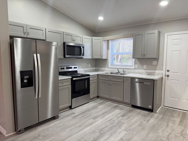 305 Cedar Crk Dr in Jacksonville, NC - Building Photo - Building Photo