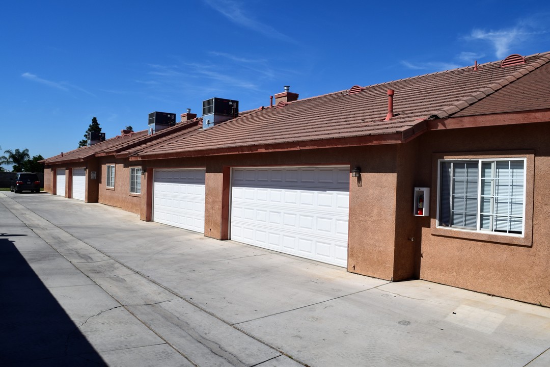 603 Yellow Meadow Ct in Bakersfield, CA - Foto de edificio