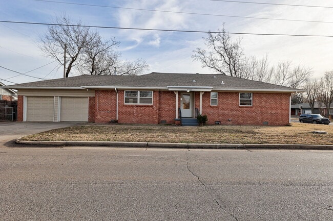 property at 5000 N Linn Ave