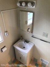 1416 SE Duke St in Portland, OR - Building Photo - Building Photo