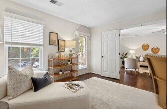 5011 Sharon Rd in Charlotte, NC - Foto de edificio - Building Photo