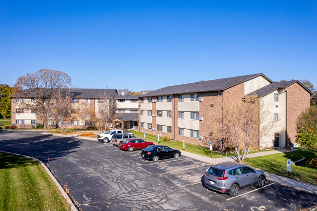 Breezewood Village II in Hartland, WI - Building Photo - Building Photo