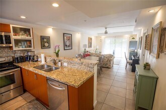 100 Edgewater Dr in Miami, FL - Building Photo - Building Photo