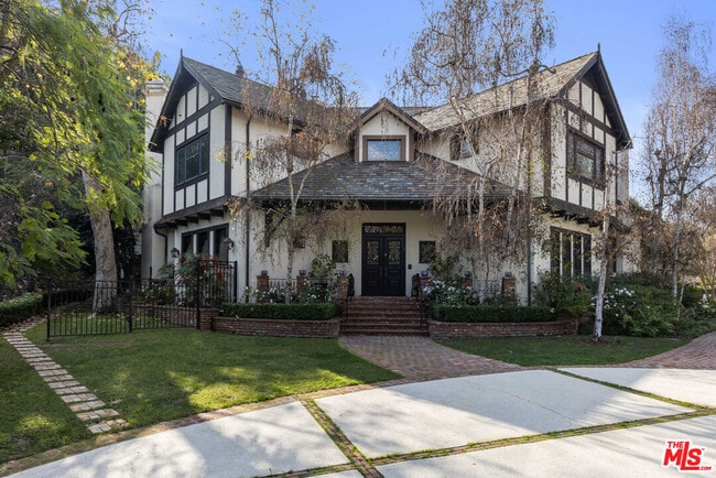 11247 Briarcliff Ln in Los Angeles, CA - Building Photo - Building Photo