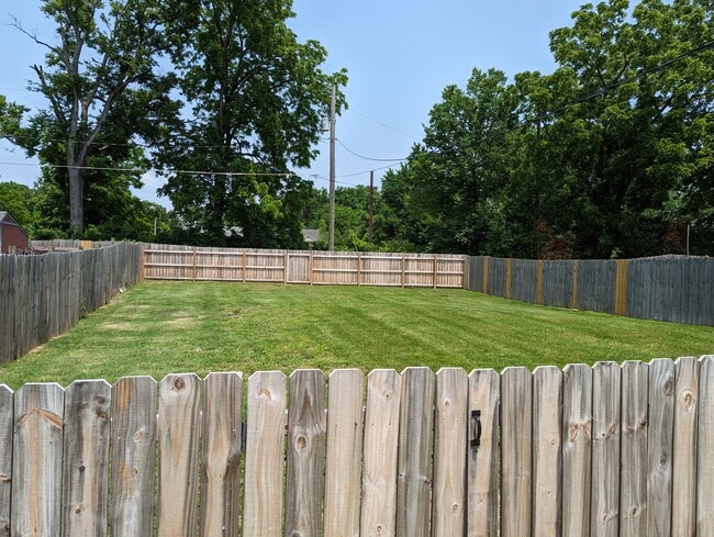 1605 Douglas Ave, Unit D in Nashville, TN - Foto de edificio - Building Photo