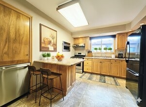 210 Clifton Downs Rd in Hamilton, ON - Building Photo - Building Photo