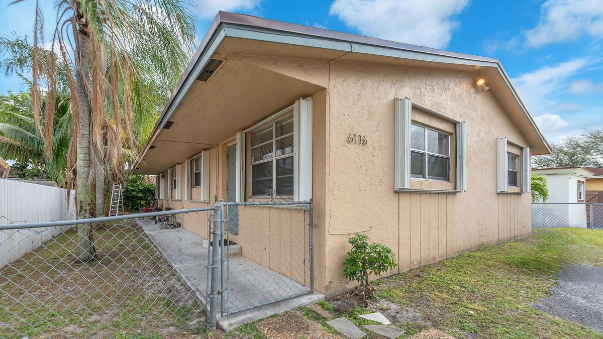 6116 SW 39th St in Miramar, FL - Building Photo