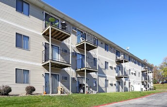 Woodland Place Apartments, LLC in West Des Moines, IA - Building Photo - Building Photo