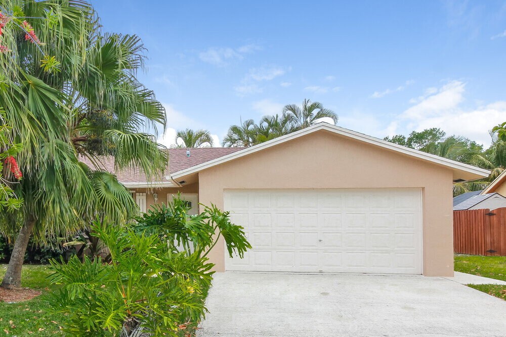246 Las Palmas St in Royal Palm Beach, FL - Foto de edificio