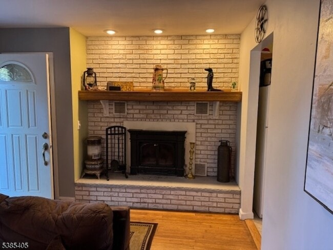 12 Upper Lake Dr in Wantage, NJ - Foto de edificio - Building Photo