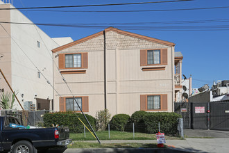 6810 Independence Ave in Canoga Park, CA - Building Photo - Building Photo