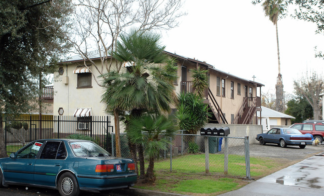 1468-1472 1/2 N Sepulveda Ave in San Bernardino, CA - Foto de edificio - Building Photo