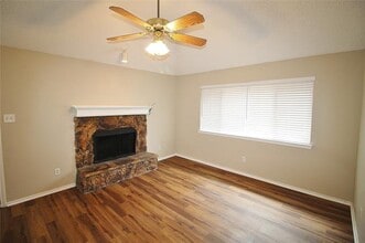 2018 Garden Crest Ln in Dallas, TX - Foto de edificio - Building Photo