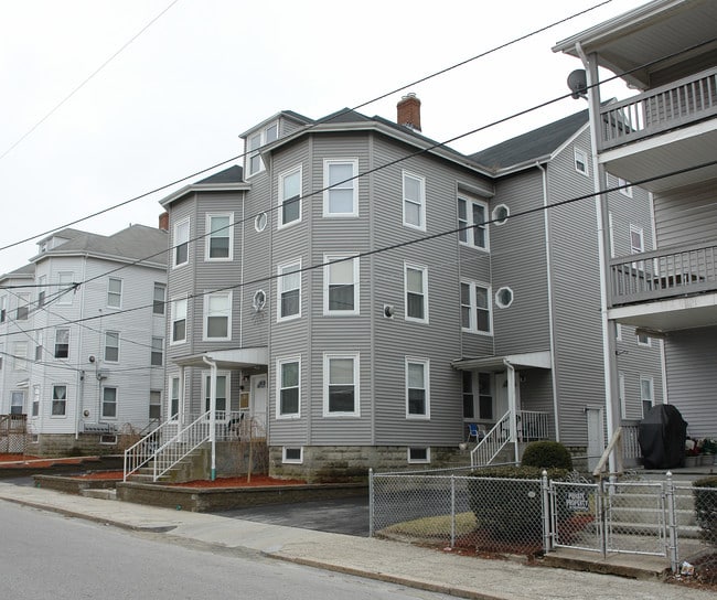 240 3rd Ave in Woonsocket, RI - Foto de edificio - Building Photo