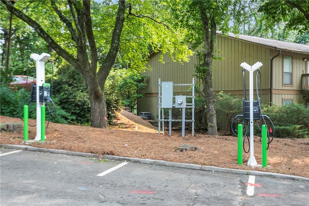 1006 Dunbar Dr in Dunwoody, GA - Building Photo