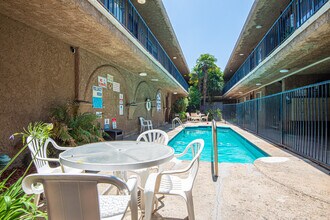 6210 Whitsett in North Hollywood, CA - Building Photo - Building Photo