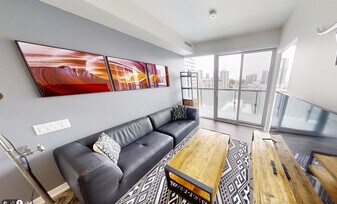 7 Grosvenor St in Toronto, ON - Building Photo