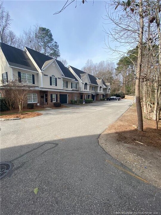 320 Glenburney Dr in Fayetteville, NC - Foto de edificio