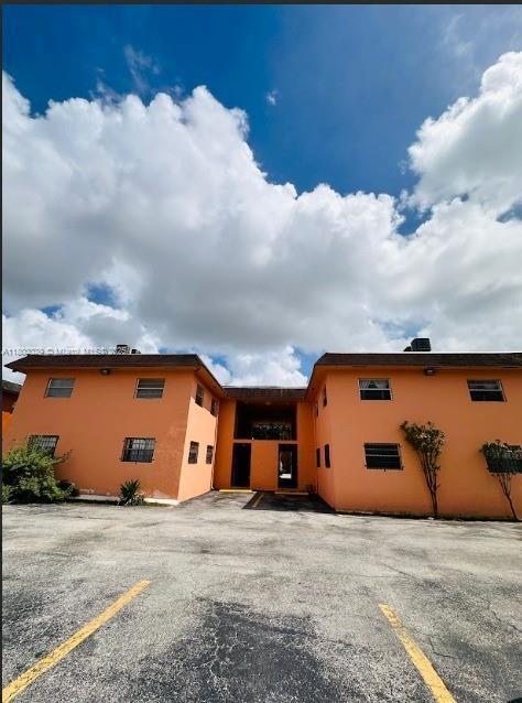 735 W 15th St in Hialeah, FL - Foto de edificio