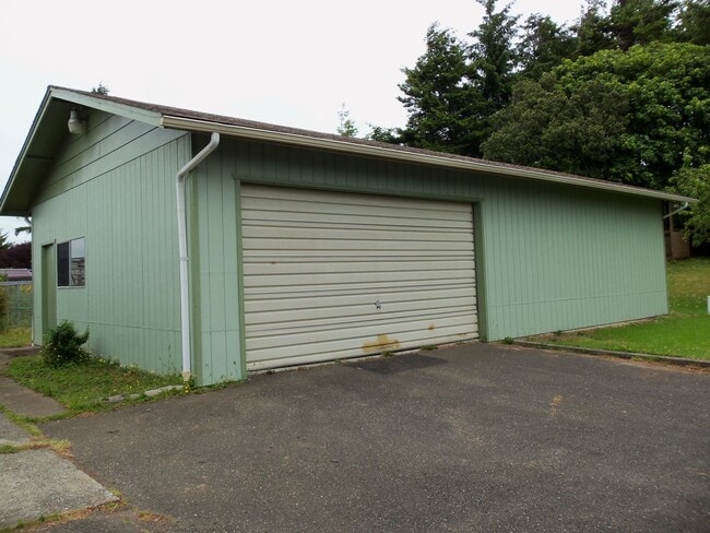 91738 Cape Arago Hwy in Coos Bay, OR - Building Photo - Building Photo