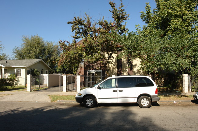 14223 Delano St in Van Nuys, CA - Building Photo - Building Photo